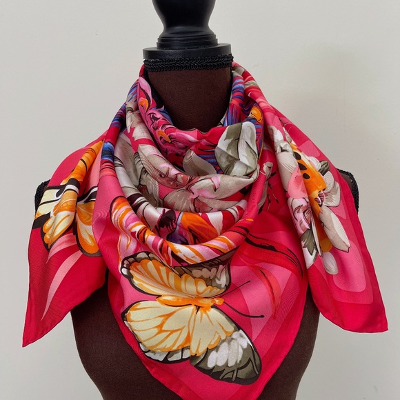 New Salvatore Ferragamo Scarf Butterfly in Flower Garden Silk Wrap - Picture 8 of 15